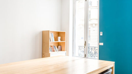 salle de réunion avec mur bleu