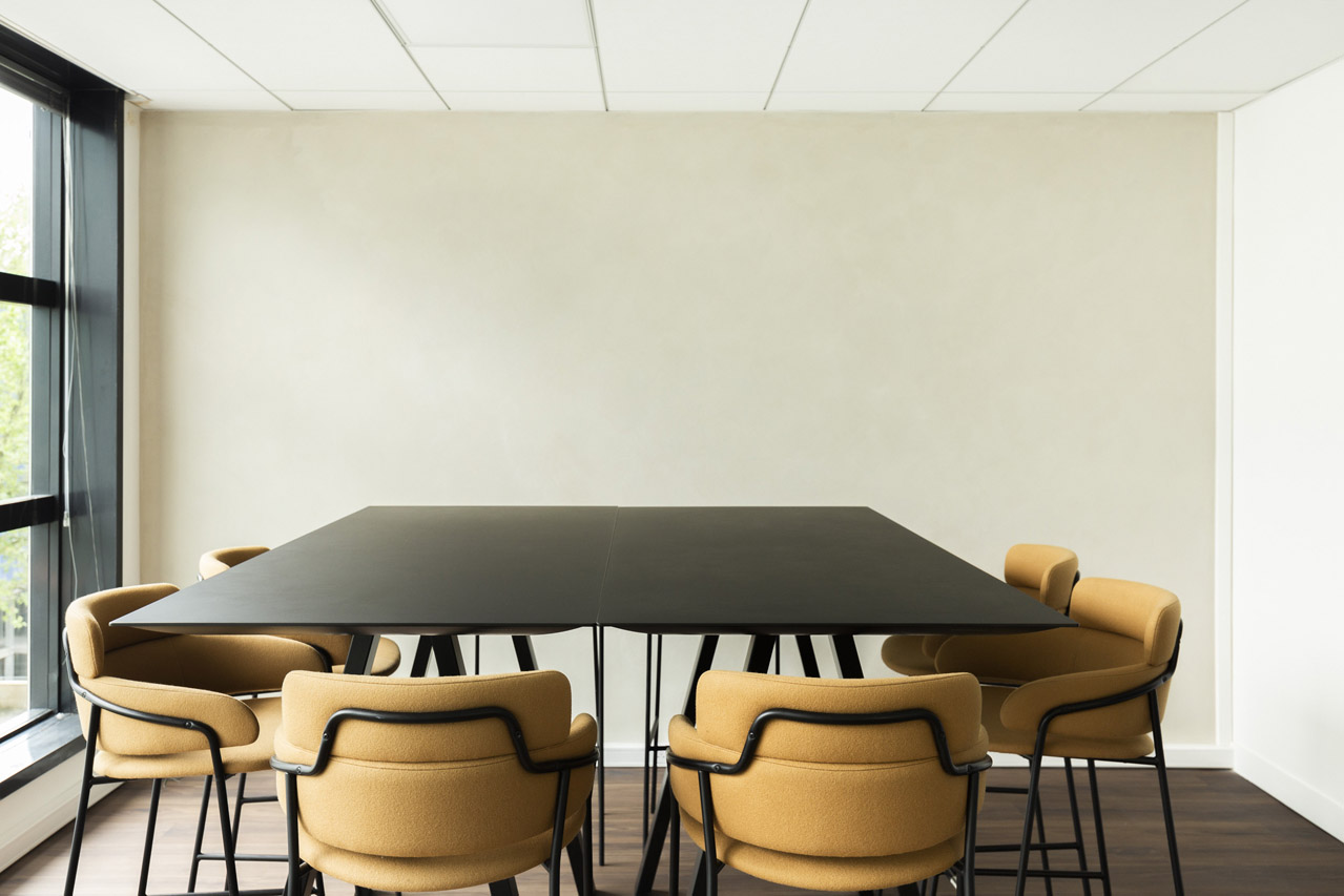 salle de réunion avec chaises hautes marron