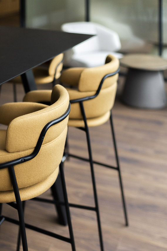 chaises hautes avec assise caramel