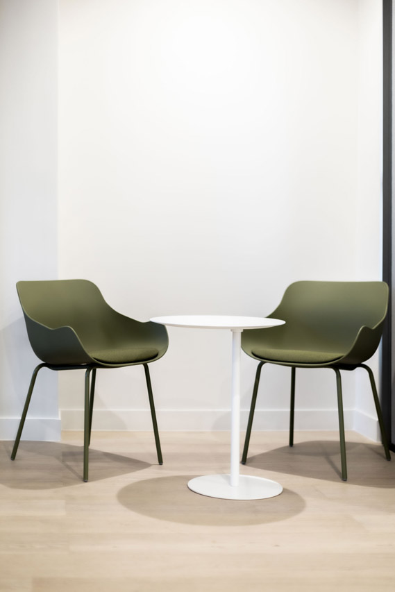 deux chaises vertes et table