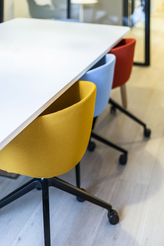 chaise de réunion jaune bleu rouge