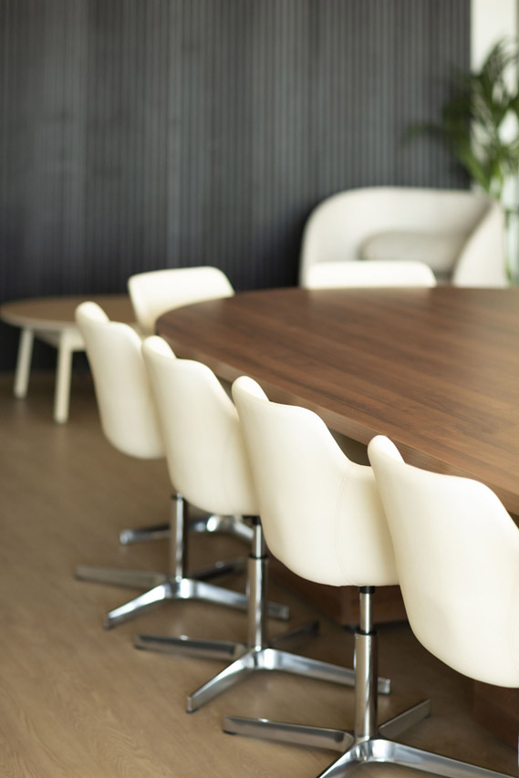 zoom sur des chaises blanches à une table de réunion