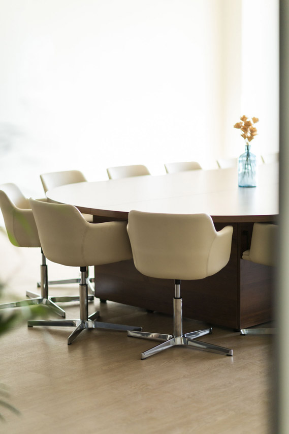 salle de réunion avec chaises de réunion blanches