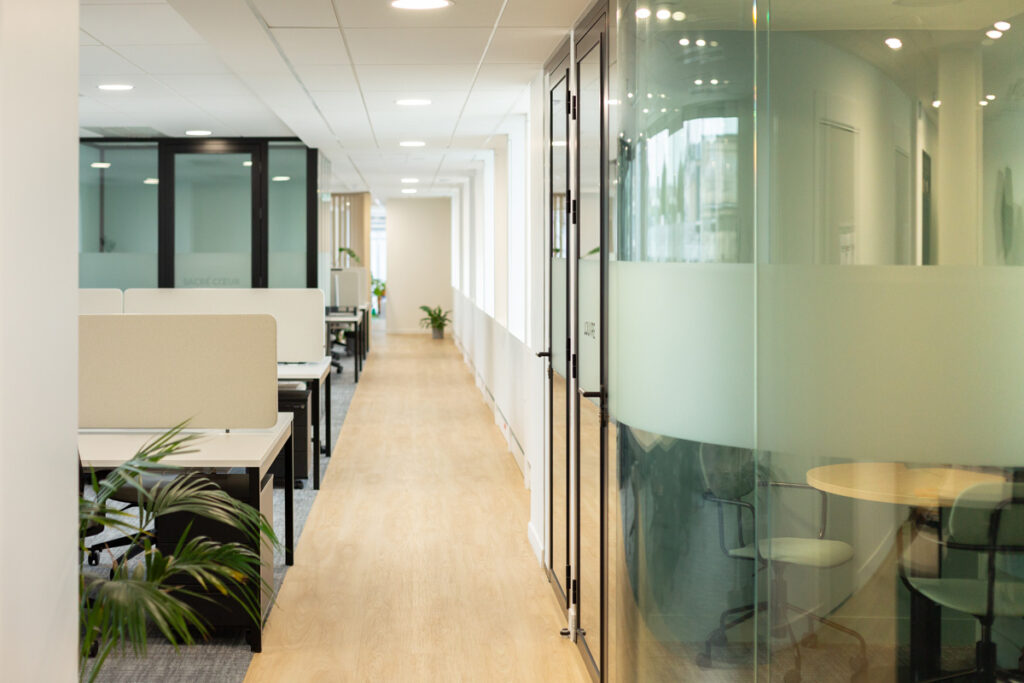 Design salle de réunion vitrée ergonomique – SIGMA RH Paris